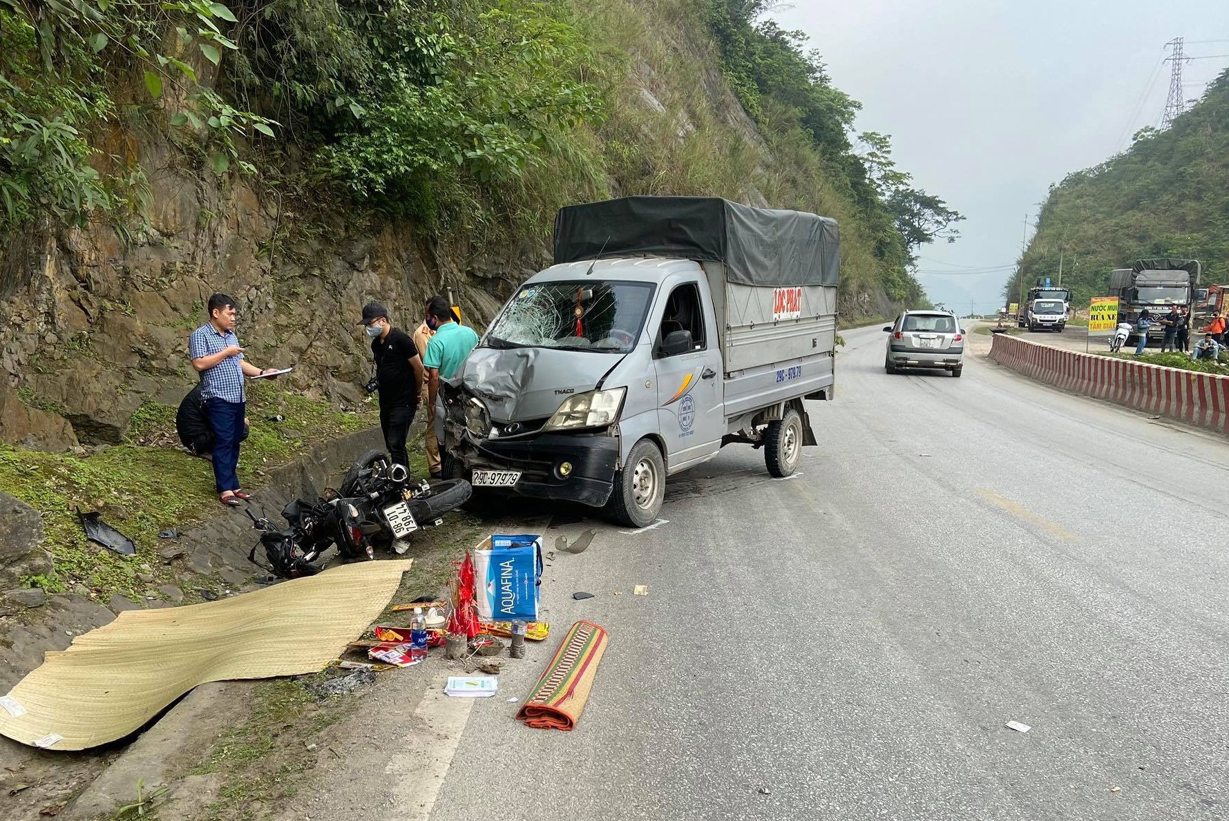 Xe máy lấn làn tông đầu xe tải, 2 thanh niên thương vong