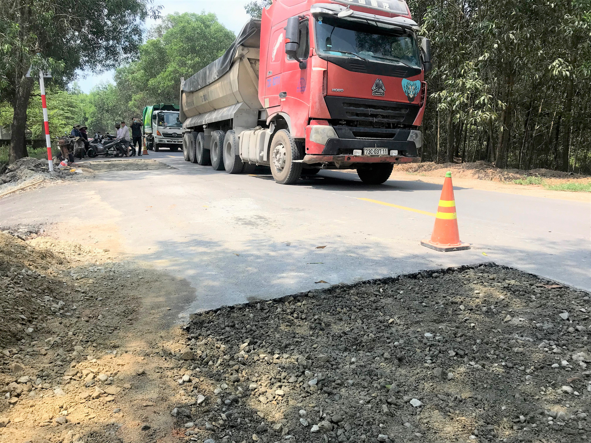 Đường mới nâng cấp đã hư, bên thi công nói do xe quá tải