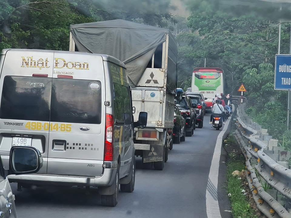 Mắc kẹt tr&ecirc;n đường l&ecirc;n Đ&agrave; Lạt, du kh&aacute;ch đi nghỉ lễ m&agrave; như h&agrave;nh x&aacute;c - Ảnh 3.