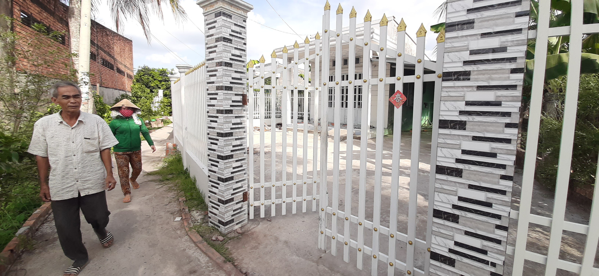 Nhiều người kh&oacute;c r&ograve;ng, tức tưởi khi cả nh&agrave; chủ hụi biến mất - Ảnh 1.
