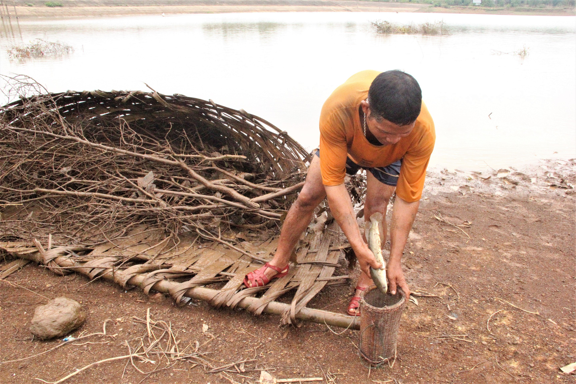 Xem người Pa K&ocirc; bắt c&aacute; d&ugrave;ng loại bẫy c&oacute; từ trăm năm trước - Ảnh 7.