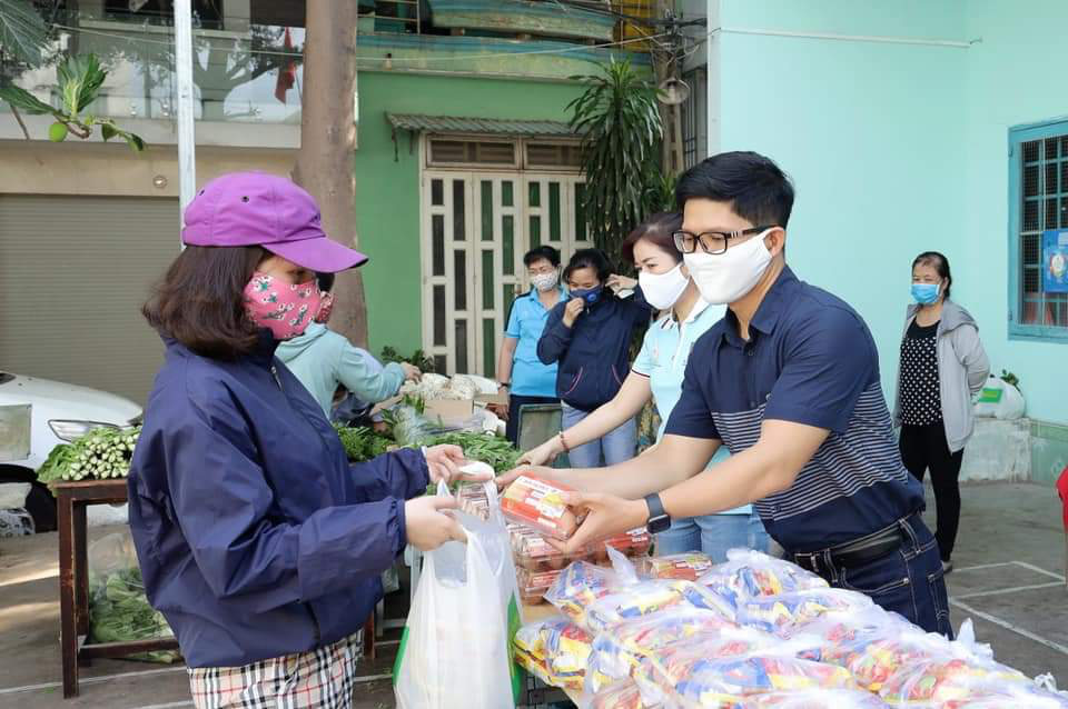 Phi&ecirc;n chợ 0 đồng cho c&ocirc;ng nh&acirc;n, lao động kh&oacute; khăn - Ảnh 3.