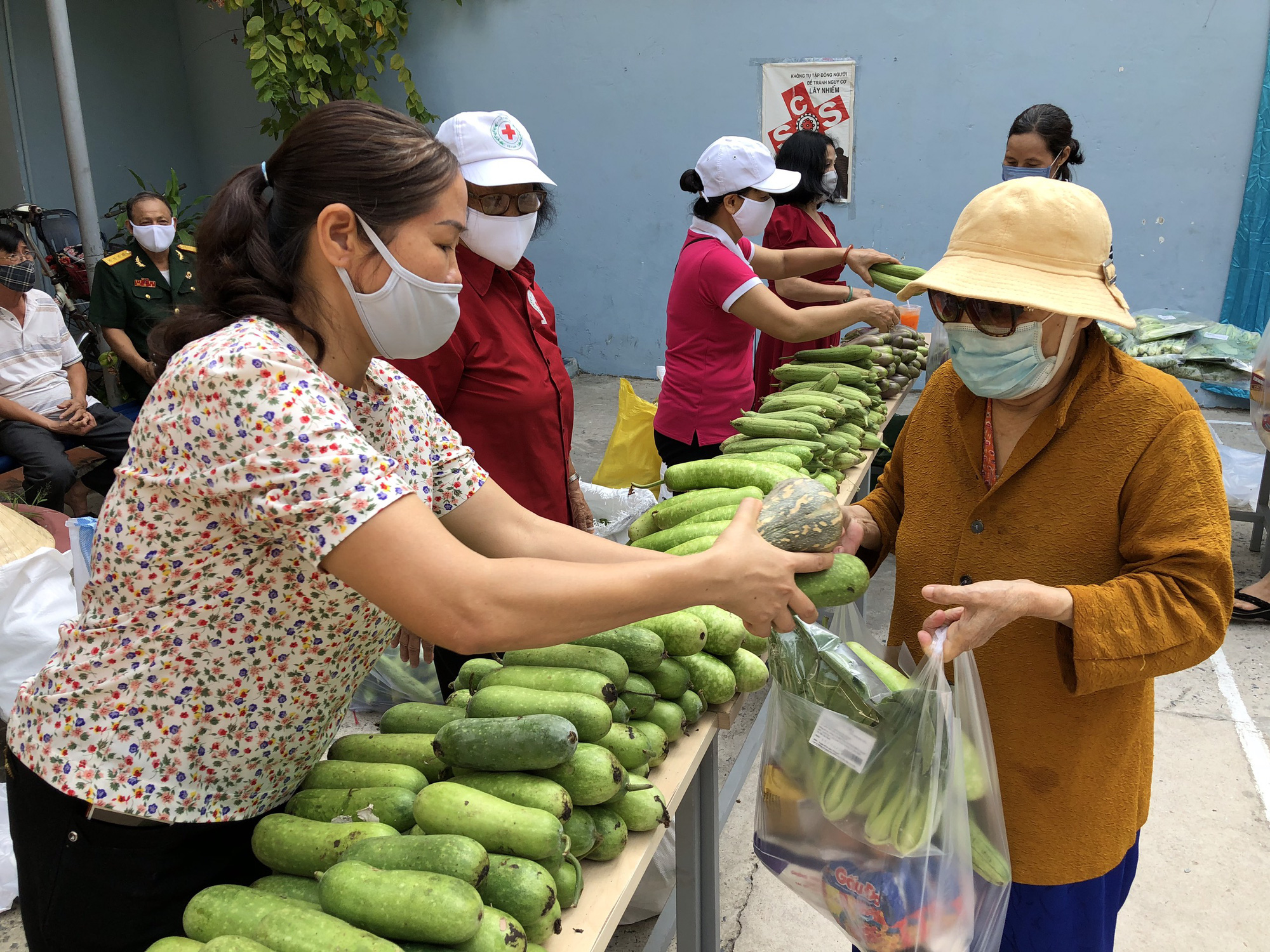 Phi&ecirc;n chợ 0 đồng cho c&ocirc;ng nh&acirc;n, lao động kh&oacute; khăn - Ảnh 1.