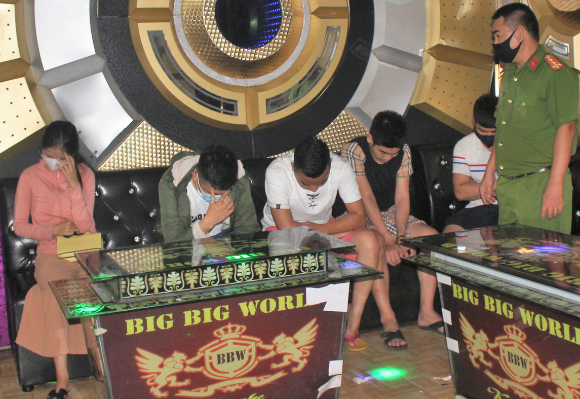 Để khách "mở tiệc ma túy", quán karaoke bị phạt 17,5 triệu, tước giấy phép