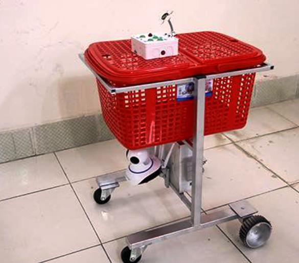 Khen thưởng bác sĩ chế tạo robot làm việc thay nhân viên y tế phòng Covid-19 - Ảnh 2.