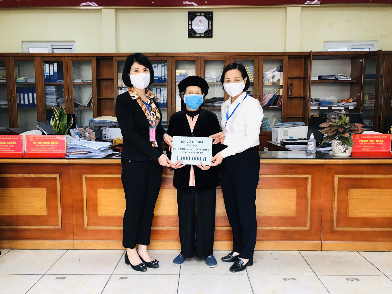 Cụ b&agrave; 103 tuổi nhờ con ch&aacute;u đưa tới phường ủng hộ 1 triệu đồng để ph&ograve;ng chống dịch Covid-19 - Ảnh 1.