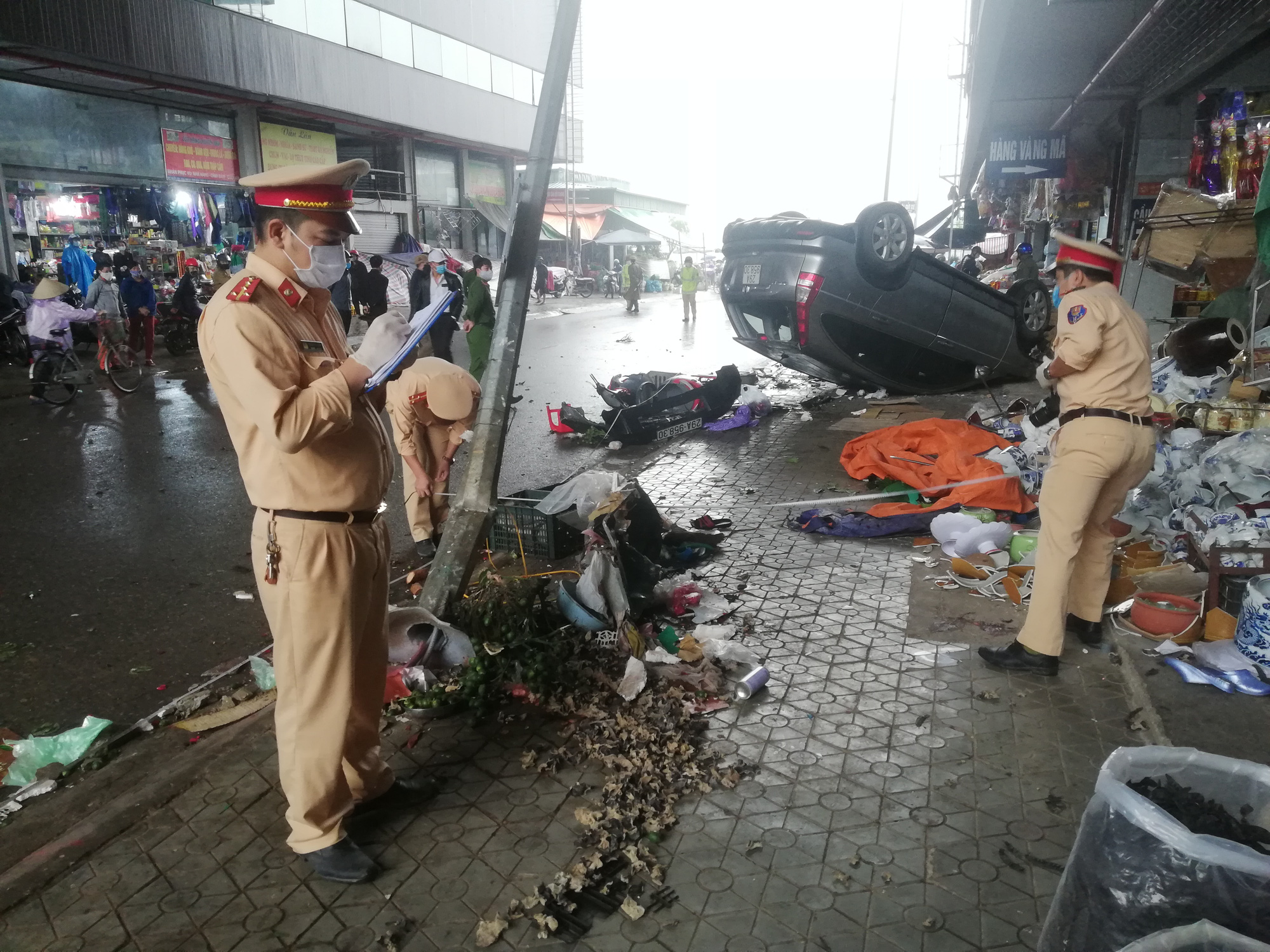 "Xế hộp" lao vào hàng loạt ki-ốt bán đồ thờ cúng rồi lật ngửa, 4 phụ nữ bị thương