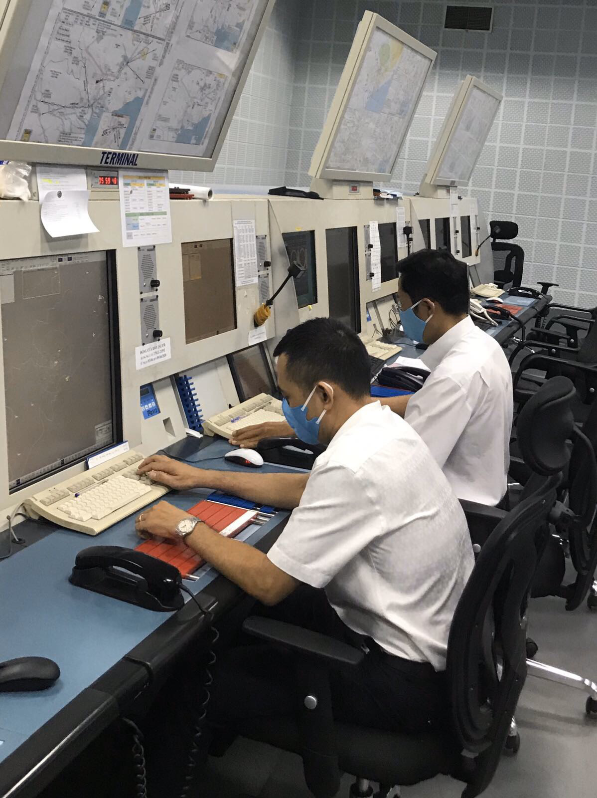 Kiểm soát viên không lưu được cách ly hoàn toàn với bên ngoài - Ảnh 2.