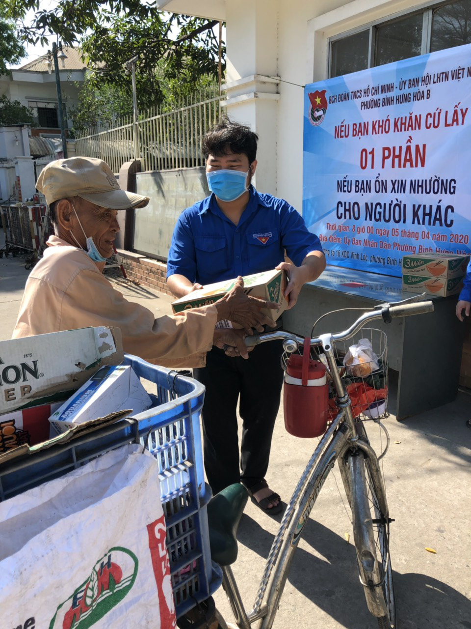 Kh&ocirc;ng để người ngh&egrave;o, người kh&oacute; khăn bị bỏ qu&ecirc;n trong dịch bệnh - Ảnh 2.