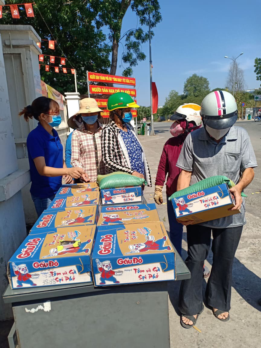 Kh&ocirc;ng để người ngh&egrave;o, người kh&oacute; khăn bị bỏ qu&ecirc;n trong dịch bệnh - Ảnh 3.