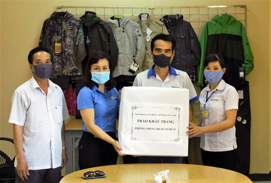 Tặng 2.600 khẩu trang cho công nhân