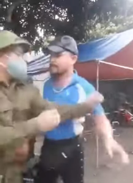 Bị nhắc nhở đeo khẩu trang, người đ&agrave;n &ocirc;ng n&oacute;i Người của tao chứ của ch&uacute;ng m&agrave;y &agrave;? - Ảnh 2.