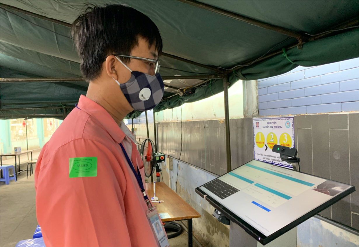 Bệnh viện Nguyễn Tri Phương &aacute;p dụng qu&eacute;t m&atilde; s&agrave;ng lọc Covid -19 - Ảnh 1.