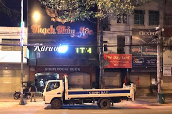 Bất chấp lệnh cấm, tụ tập sử dụng ma túy trong quán karaoke với mã tấu và roi điện