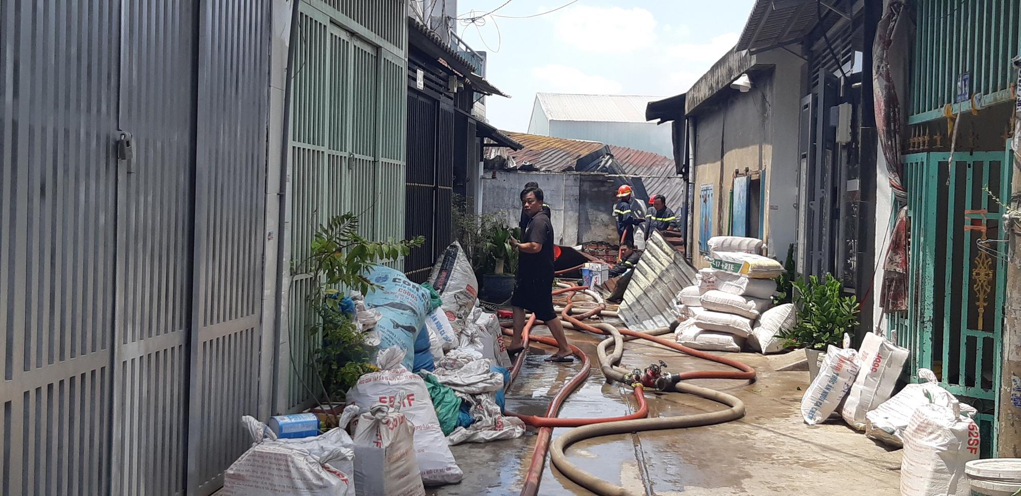 TP HCM: Khu nh&agrave; tạm của một doanh nghiệp bốc ch&aacute;y, cả khu d&acirc;n cư đ&ocirc;ng đ&uacute;c hoảng sợ - Ảnh 2.