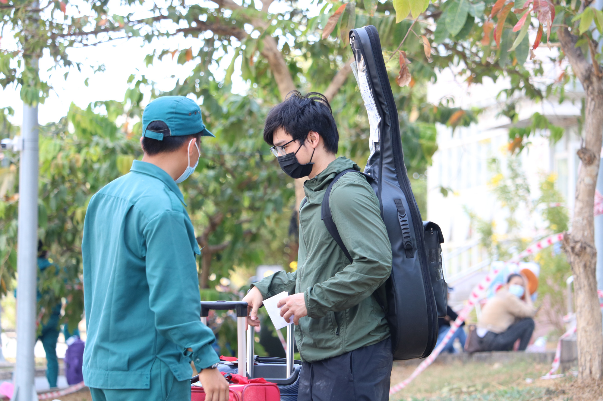Hơn 2.000 người bịn rịn rời khu c&aacute;ch ly KTX ĐHQG TP HCM - Ảnh 5.