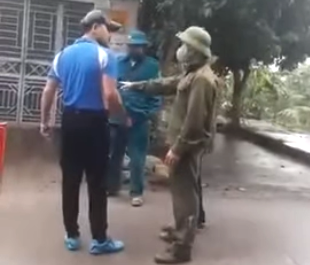 Bị nhắc nhở đeo khẩu trang, người đ&agrave;n &ocirc;ng n&oacute;i Người của tao chứ của ch&uacute;ng m&agrave;y &agrave;? - Ảnh 1.