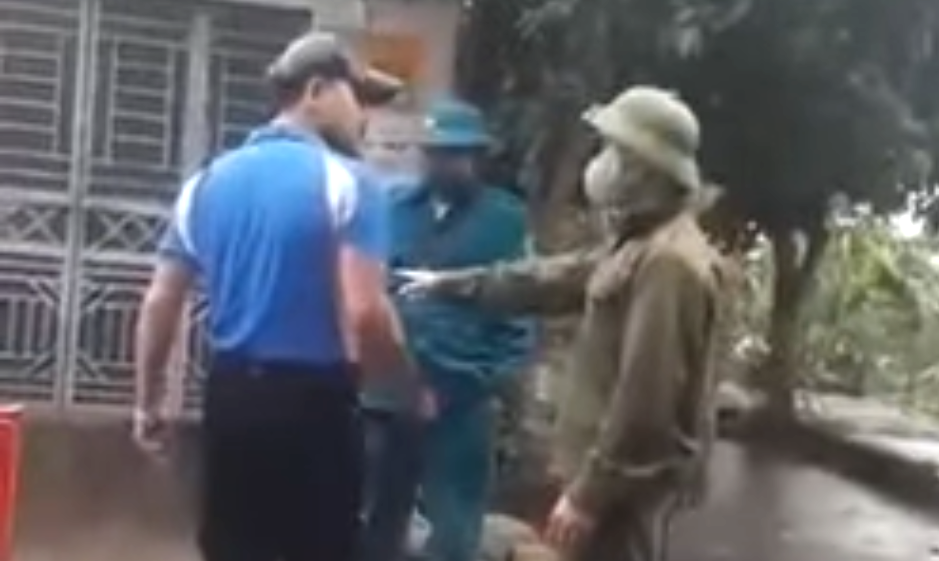 Bị nhắc nhở đeo khẩu trang, người đàn ông nói "Người của tao chứ của chúng mày à?"