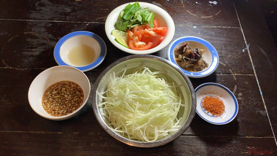 Ăn lạp Lào, nhớ vị quê nhà - Ảnh 2.