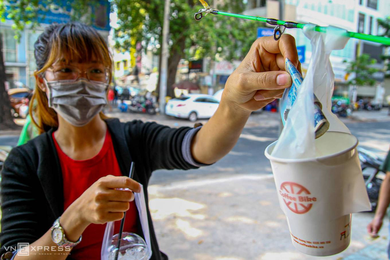 Hàng quán ở TP HCM ứng phó quy định cách ly xã hội