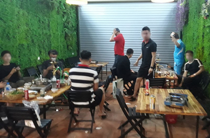 Khép cửa tầng 1, quán để thực khách ăn nhậu trên tầng 3 bất chấp lệnh cấm phòng dịch Covid-19