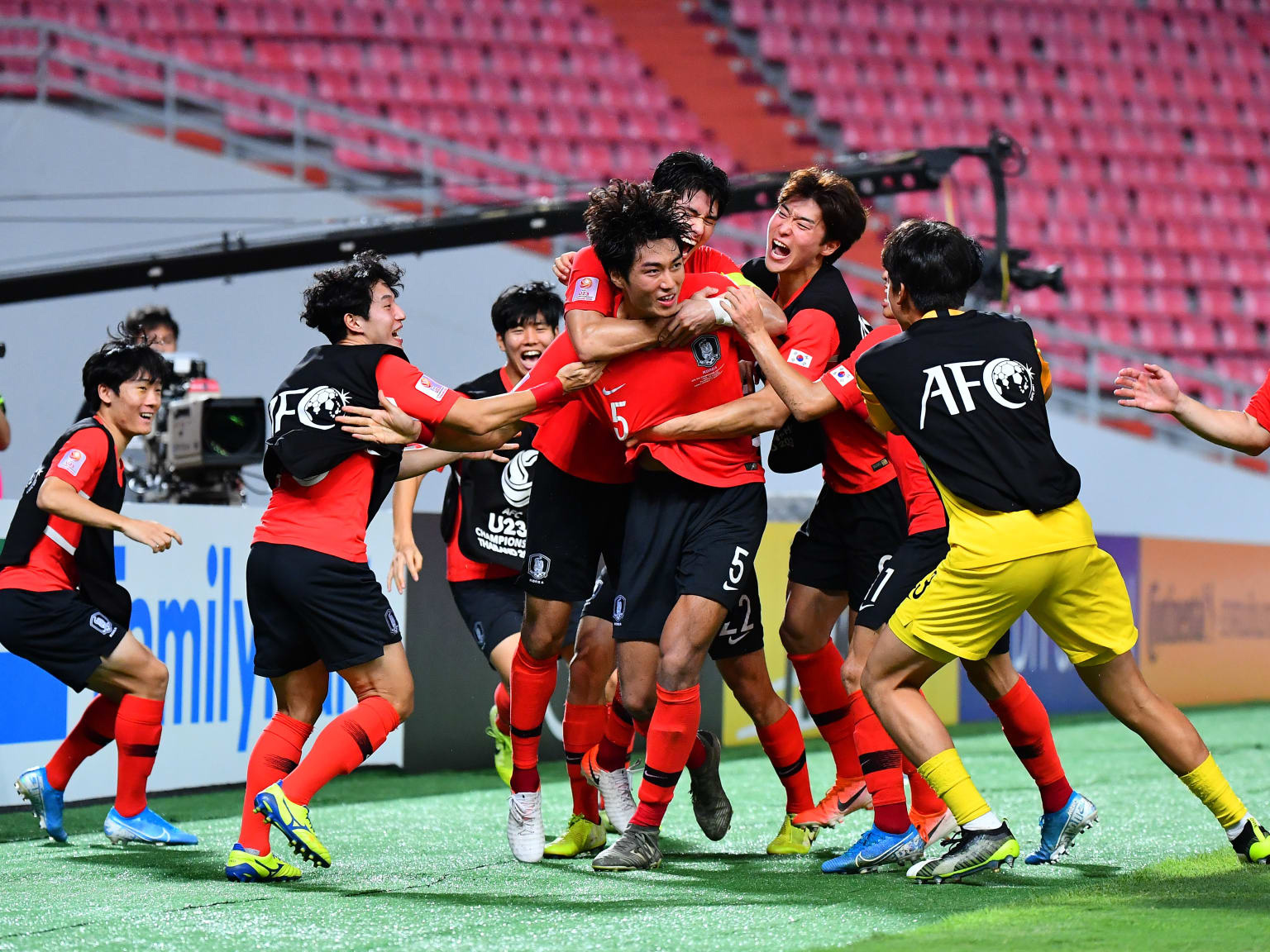 Cầu thủ U24 vẫn có quyền dự Olympic Tokyo - Ảnh 2.