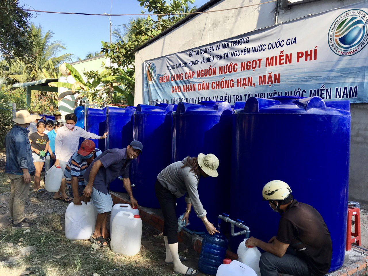 Bộ TN-MT lắp trạm cấp nước ngọt miễn phí cho hàng ngàn hộ dân Bến Tre