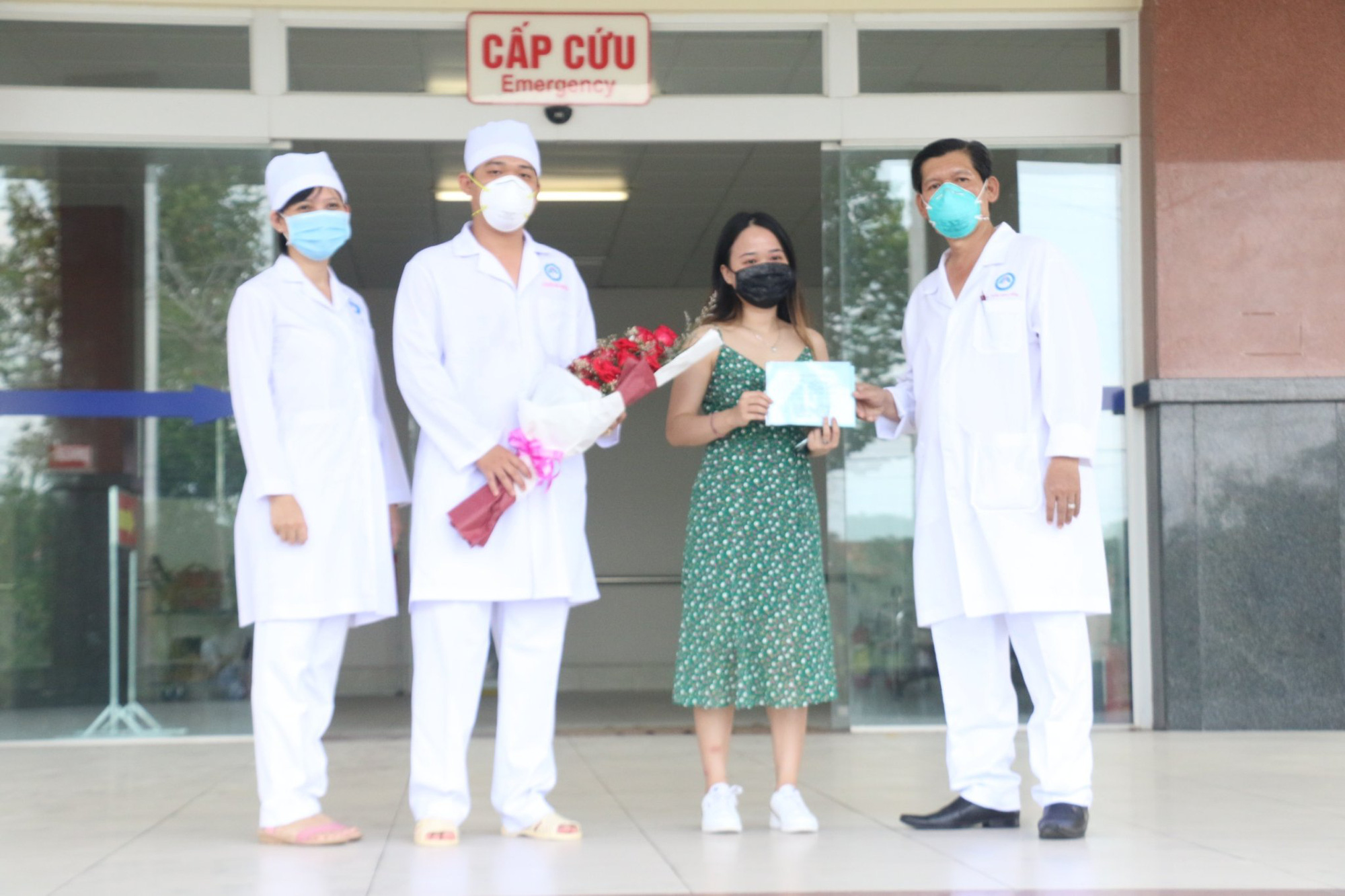 Bệnh nh&acirc;n 154 mắc Covid-19 xuất viện: Những ng&agrave;y điều trị thấy ấm l&ograve;ng - Ảnh 1.