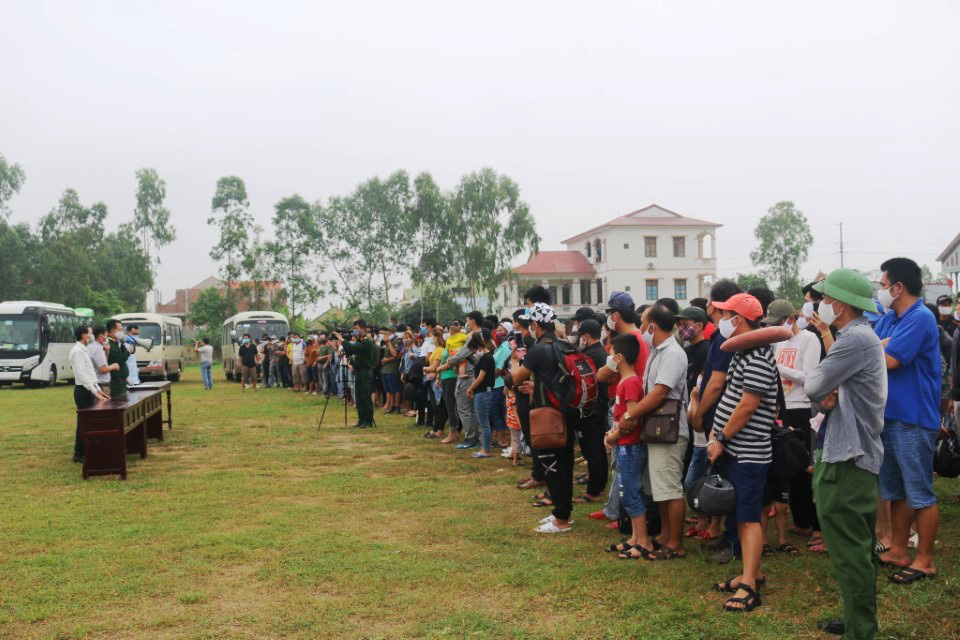 Bắt quả tang nh&oacute;m người tổ chức 2 sới bạc b&ecirc;n trong khu c&aacute;ch ly - Ảnh 1.