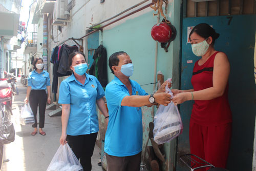 Những suất cơm nghĩa tình
