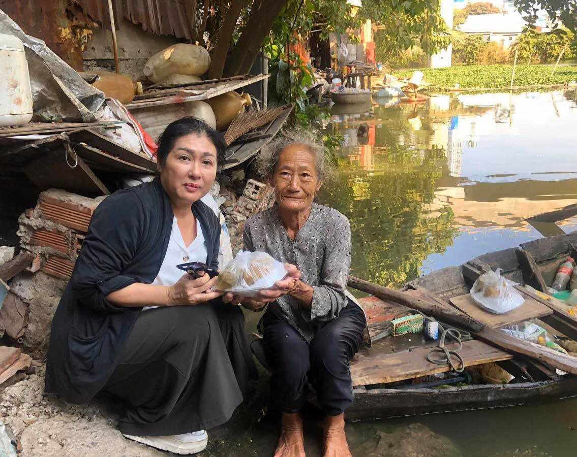 Ph&ograve;ng chống Covid -19: &Aacute;i Như, Thanh Thủy nỗ lực lan tỏa năng lượng t&iacute;ch cực - Ảnh 4.
