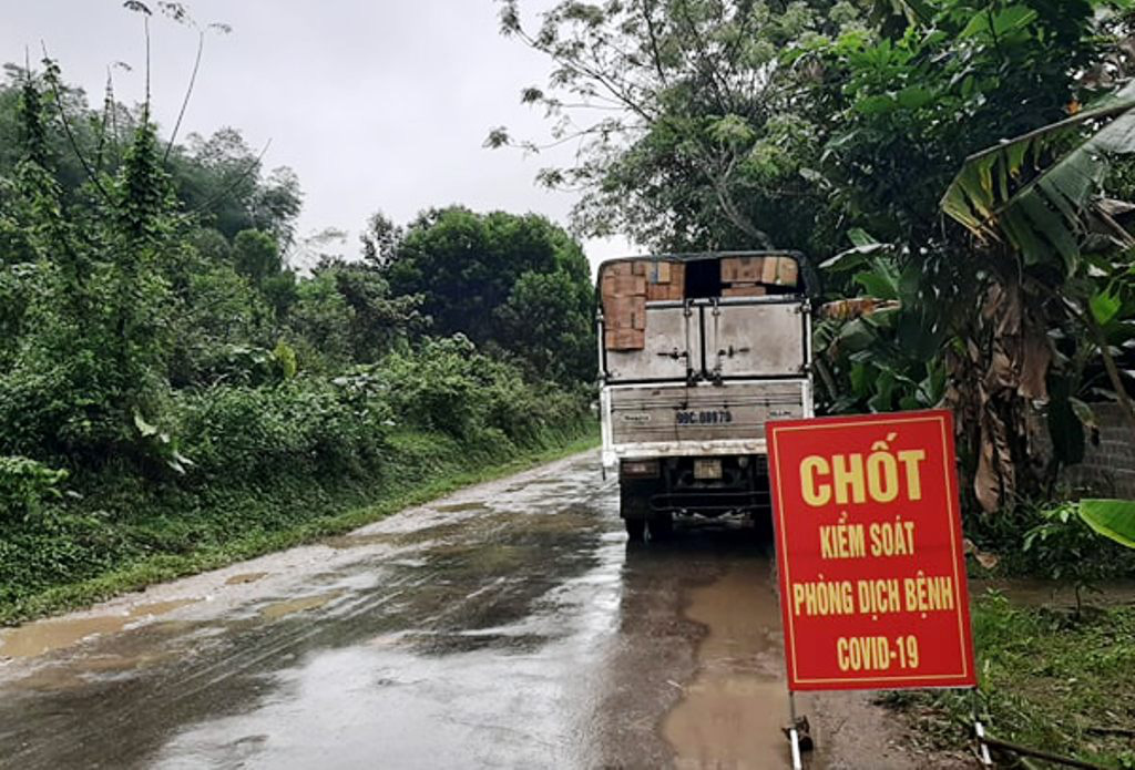 Chặn xe tải, phát hiện trên thùng có 15 người trốn chốt kiểm soát chống dịch Covid-19