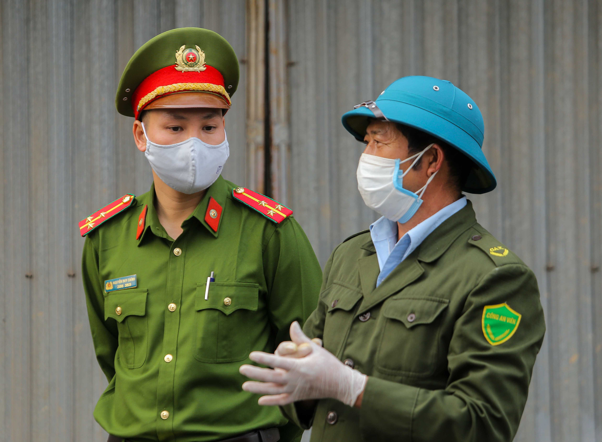 Phong toả khu vực c&oacute; ca bệnh Covid-19 sau 23 ng&agrave;y trở về từ Bệnh viện Bạch Mai - Ảnh 3.