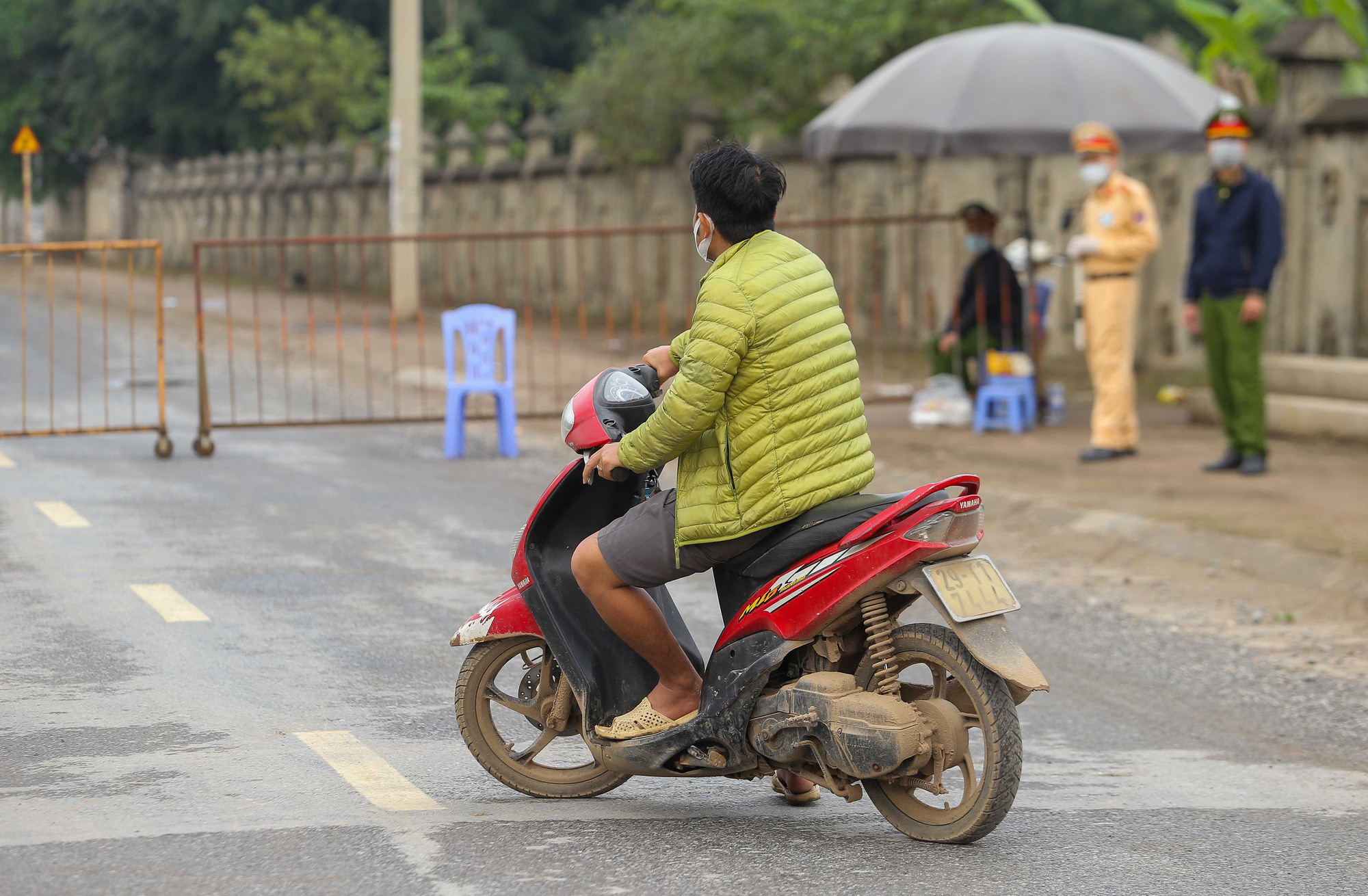 Phong toả khu vực c&oacute; ca bệnh Covid-19 sau 23 ng&agrave;y trở về từ Bệnh viện Bạch Mai - Ảnh 8.
