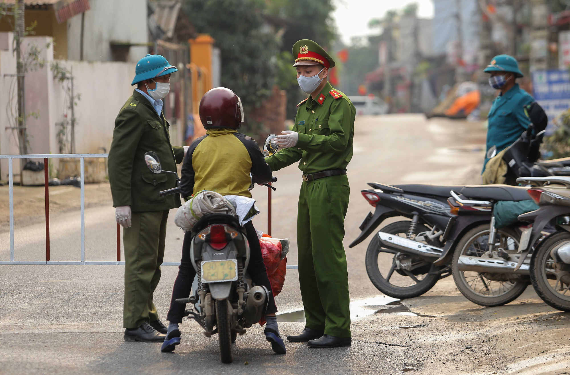 Phong toả khu vực c&oacute; ca bệnh Covid-19 sau 23 ng&agrave;y trở về từ Bệnh viện Bạch Mai - Ảnh 9.