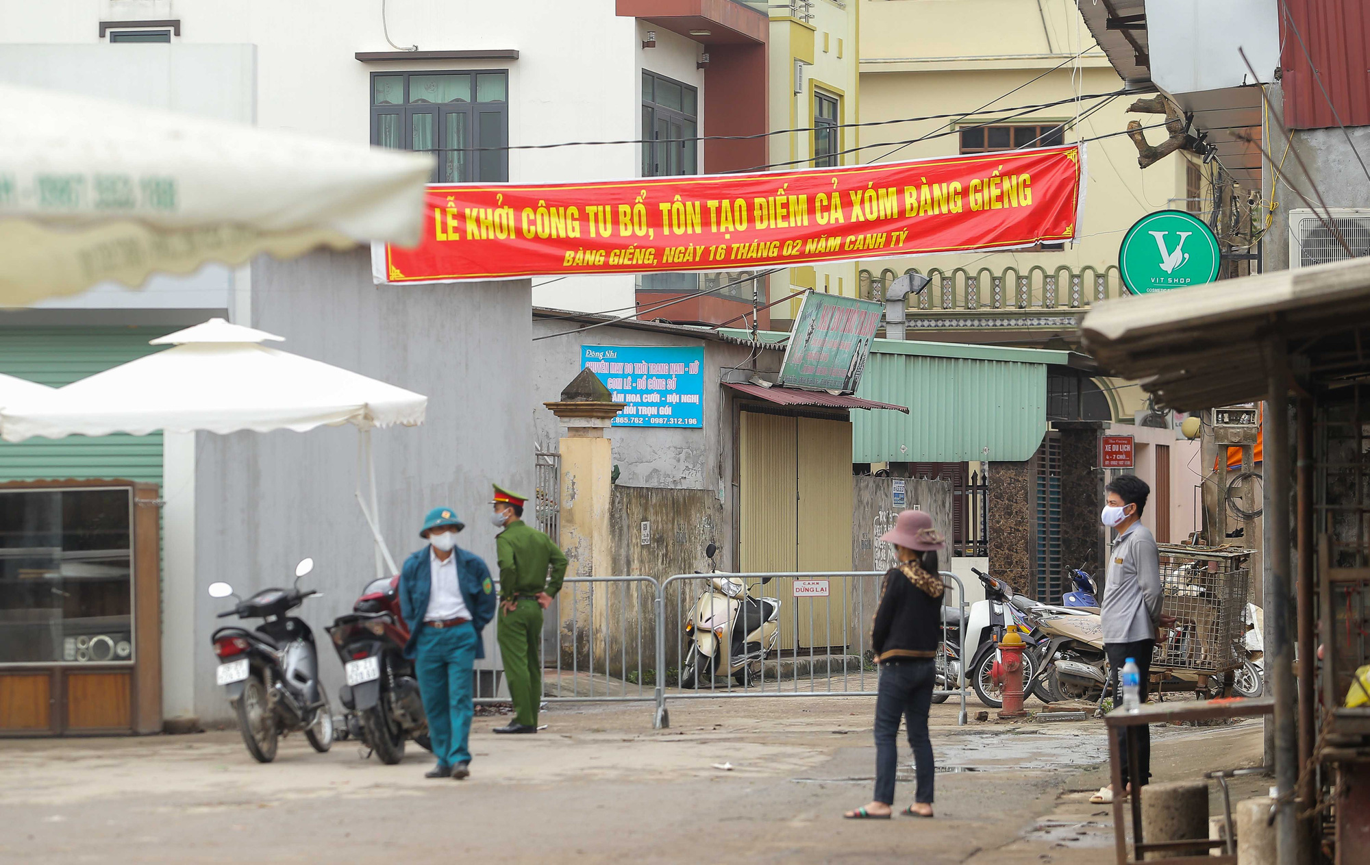 Phong toả khu vực c&oacute; ca bệnh Covid-19 sau 23 ng&agrave;y trở về từ Bệnh viện Bạch Mai - Ảnh 12.