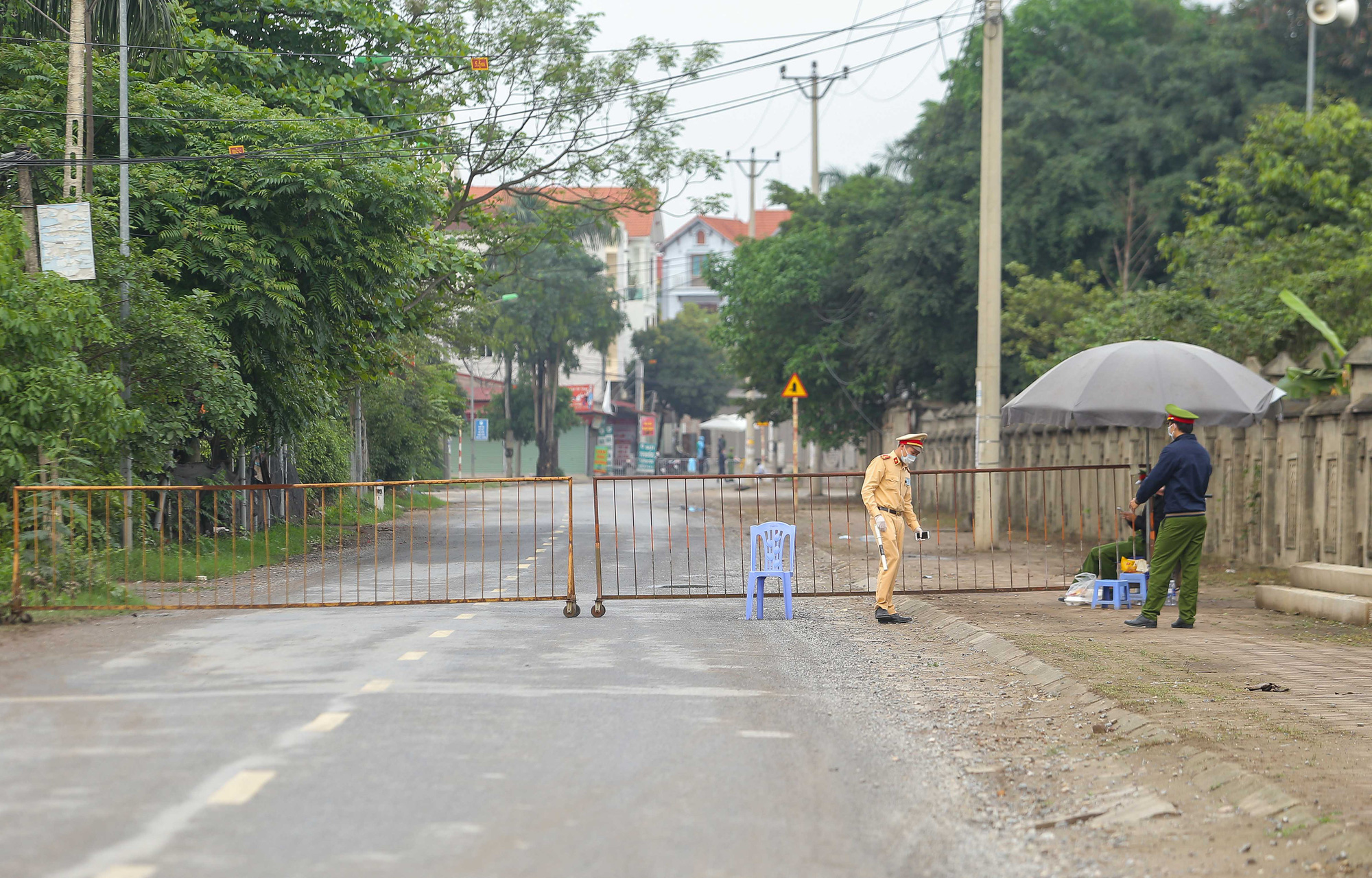 Phong toả khu vực c&oacute; ca bệnh Covid-19 sau 23 ng&agrave;y trở về từ Bệnh viện Bạch Mai - Ảnh 13.