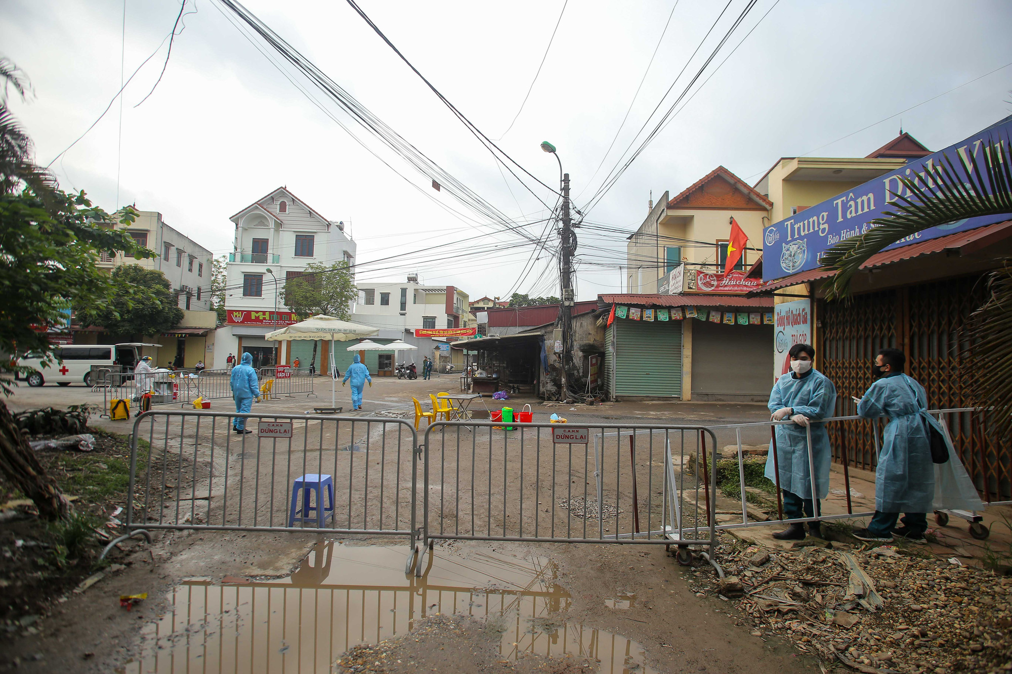 Phong toả khu vực c&oacute; ca bệnh Covid-19 sau 23 ng&agrave;y trở về từ Bệnh viện Bạch Mai - Ảnh 14.