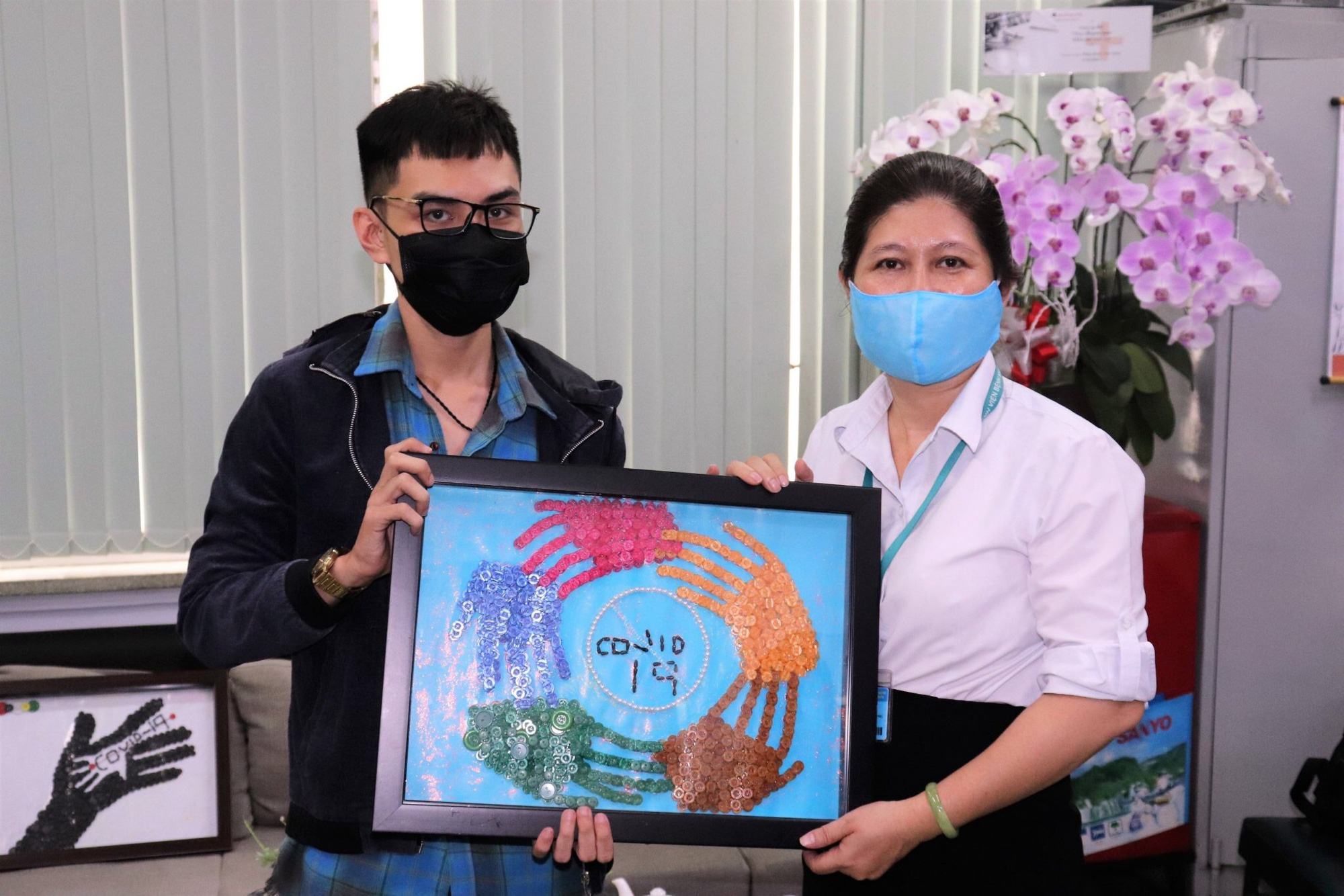 Chàng trai biến rác nhựa thành tranh