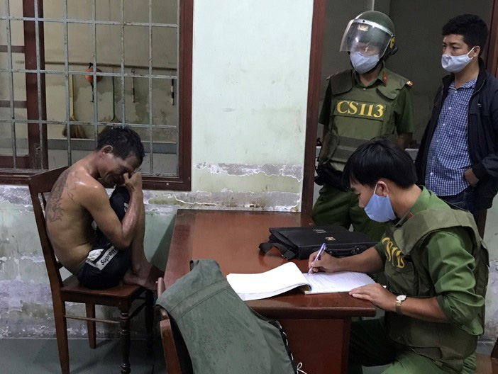 Tưới xăng đốt bệnh viện vì không được chữa trị