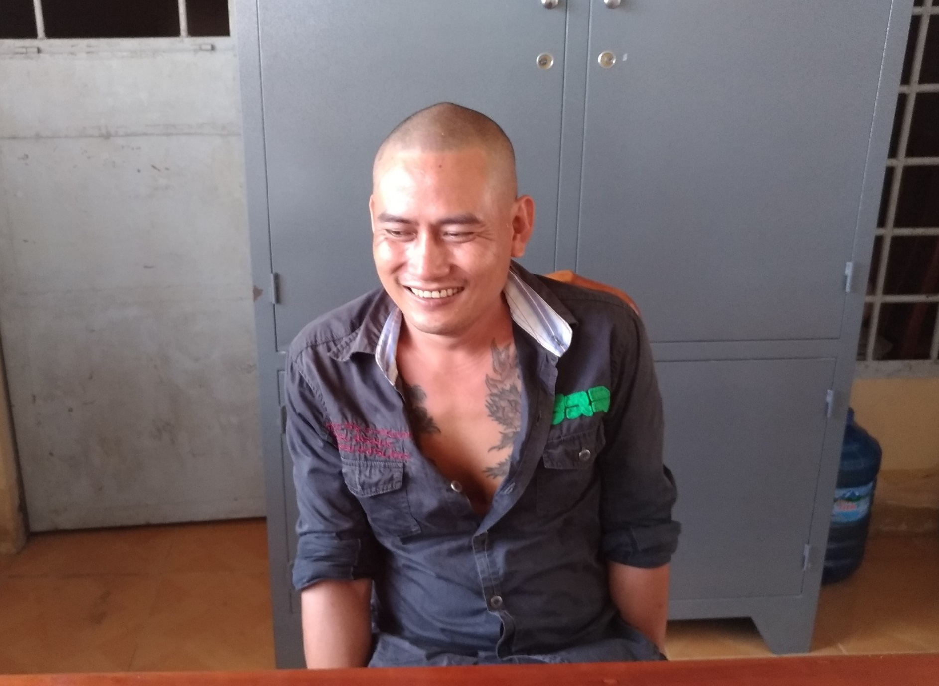Đập vỡ kính 3 ôtô vì gia đình vợ không cho rước con