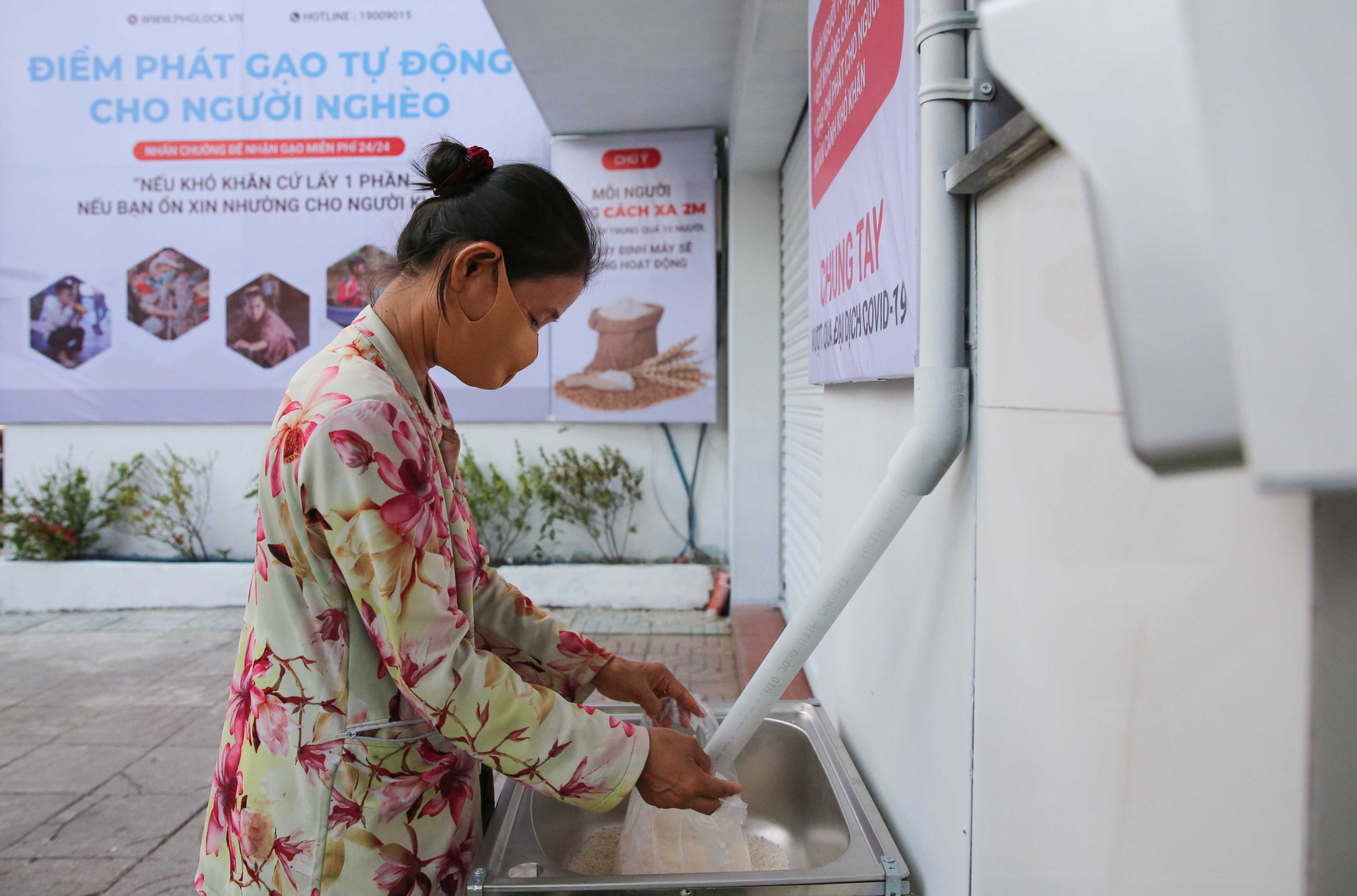 CLIP: "Kỳ lạ" máy phát gạo tự động, miễn phí trong dịch Covid-19 ở TP HCM