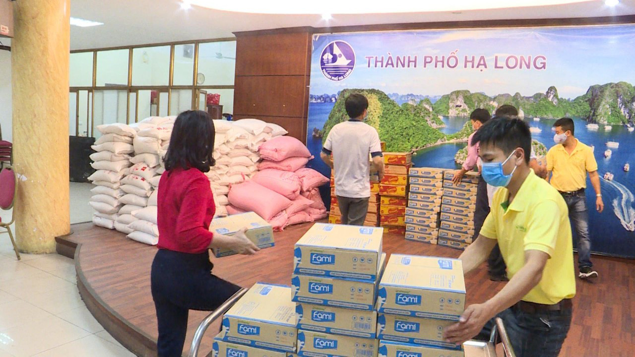Vinasoy trao 1 triệu hộp sữa đậu n&agrave;nh đến 35 cơ sở c&aacute;ch ly - Ảnh 1.