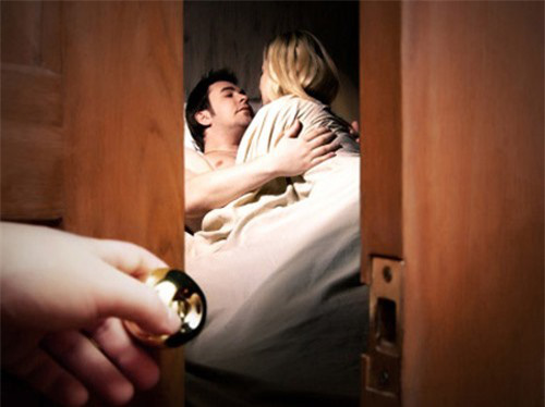Cay đắng khi phát hiện chồng ngoại tình với bạn thân