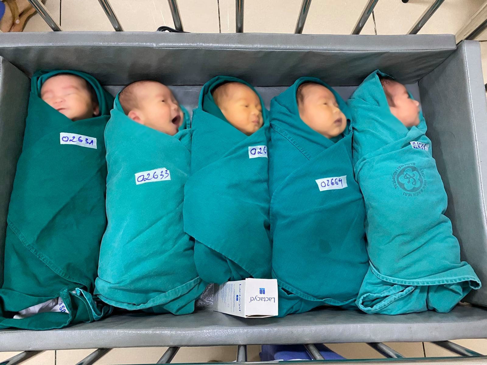 5 bé sơ sinh chào đời trong khu cách ly Bệnh viện Bạch Mai