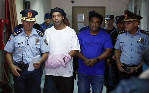Ronaldinho và cái giá của lối sống buông thả