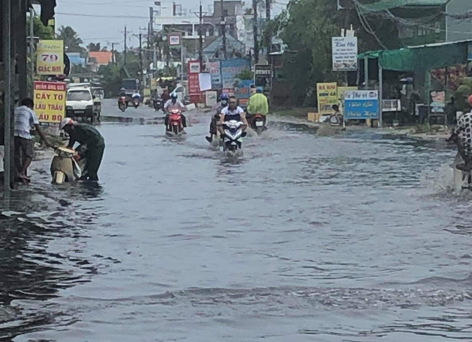 Mưa lớn nhiều giờ bất ngờ đổ xuống đảo ngọc Phú Quốc - Ảnh 1.