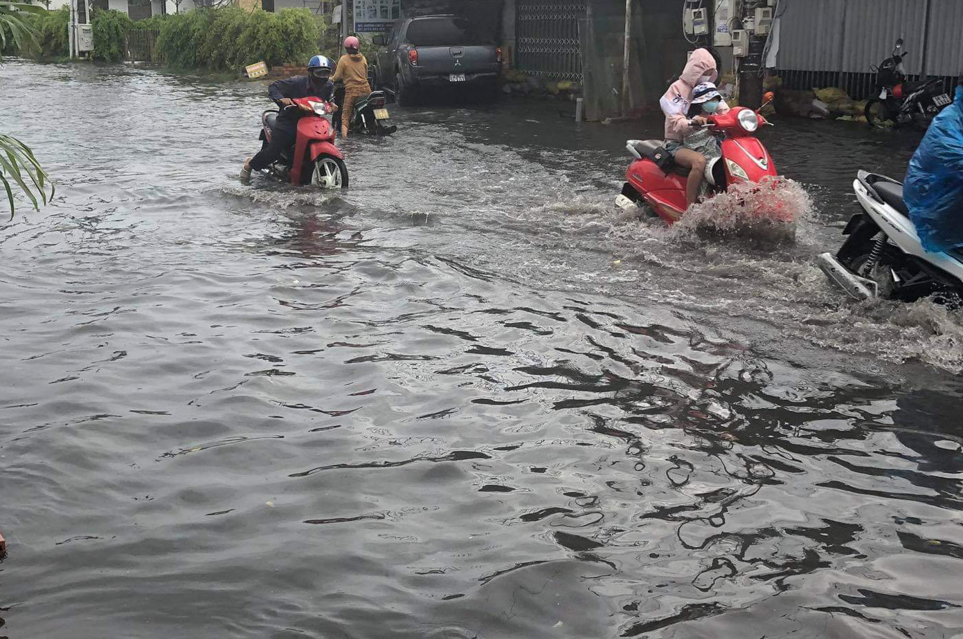 Mưa lớn nhiều giờ bất ngờ đổ xuống "đảo ngọc" Phú Quốc