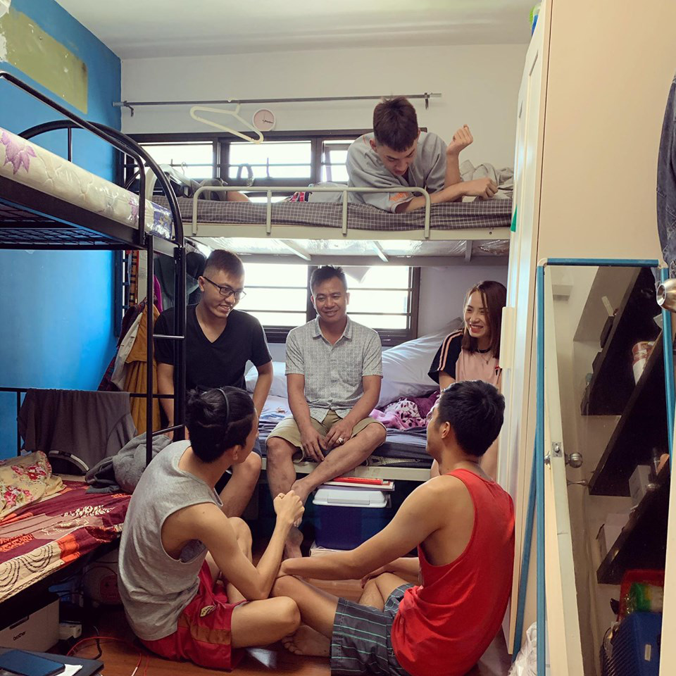 L&aacute; l&agrave;nh đ&ugrave;m l&aacute; r&aacute;ch nơi xứ người - Ảnh 1.
