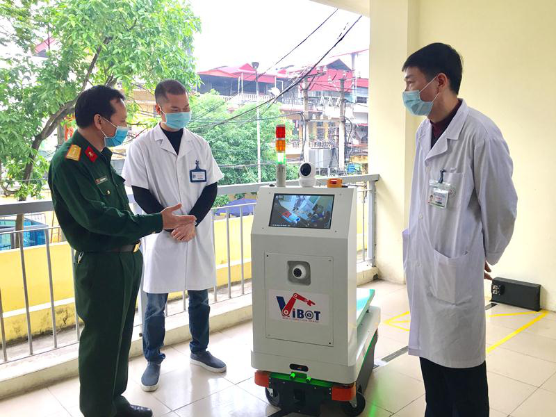 Chế tạo thành công robot vận chuyển trong khu cách ly